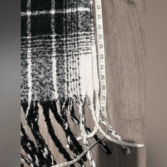 ❥𝗔𝗥𝗗𝗘𝗡𝗘: Plaid Blanket Scarf - Picture 6 of 7